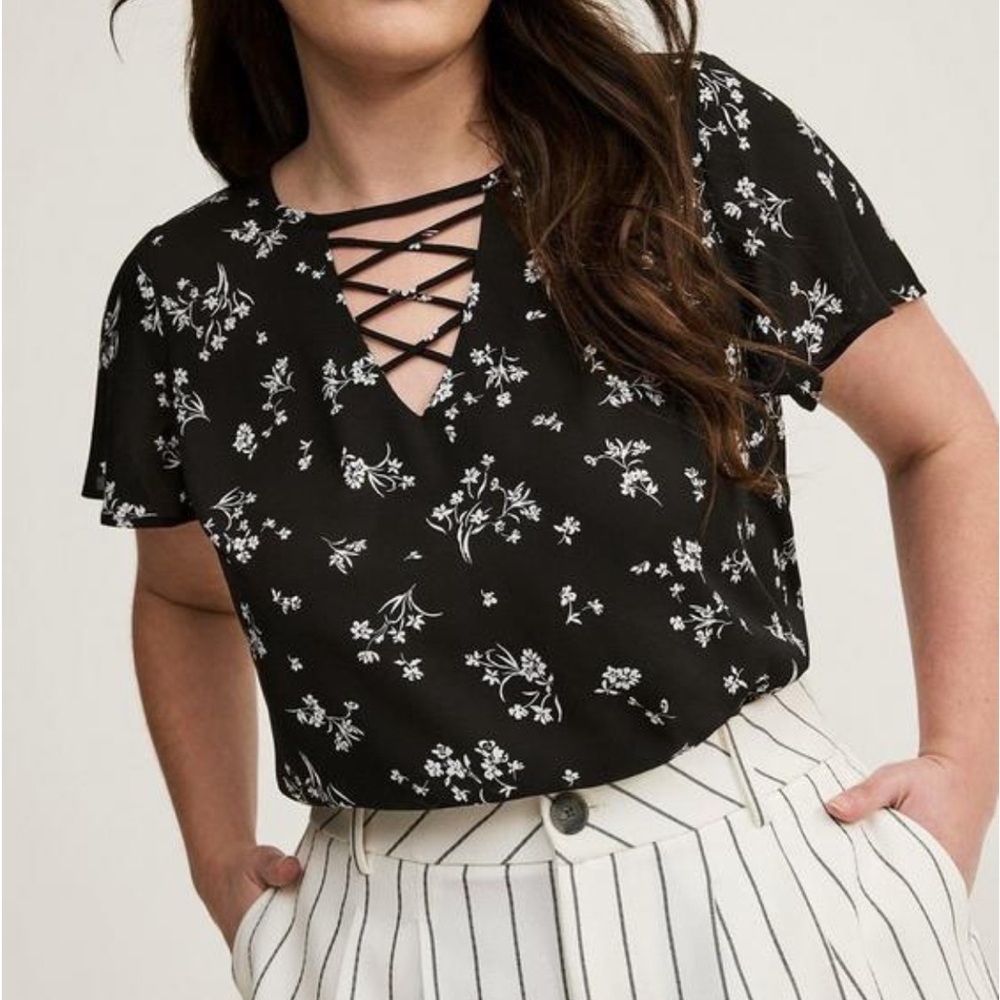 NWT Torrid georgette Floral Black and white Top with Crisscross Neckline 1x